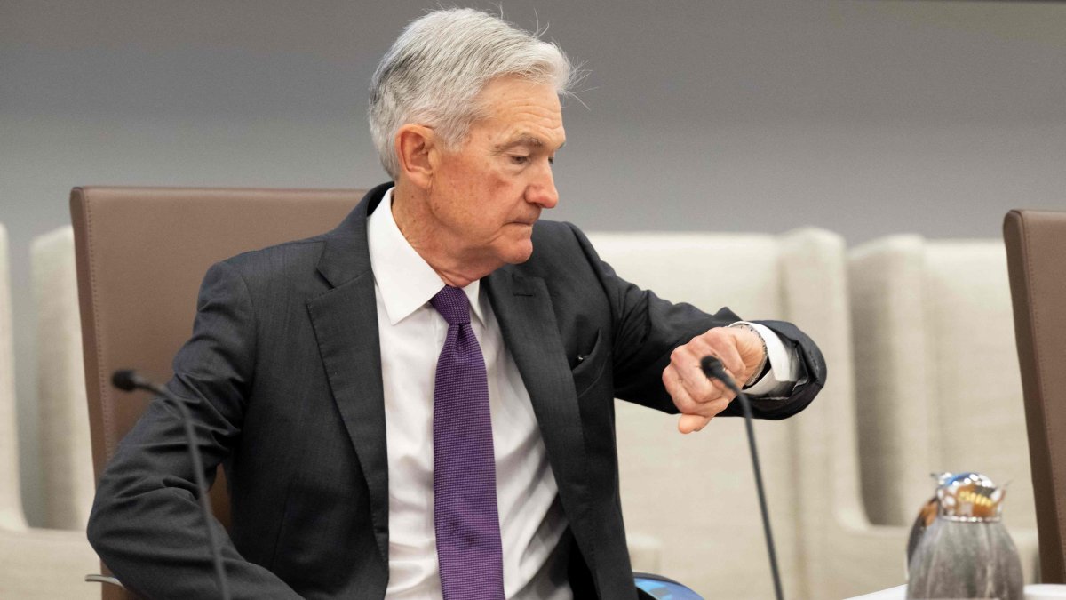 Federal Reserve Chair Jerome Powell checks his watch as he arrives to chair a Federal Reserve Board open meeting discussing proposed revisions to the board&#039;s supplementary leverage ratio standards at the Federal Reserve Board building in Washington, U.S., June 25, 2025. (AFP Photo)