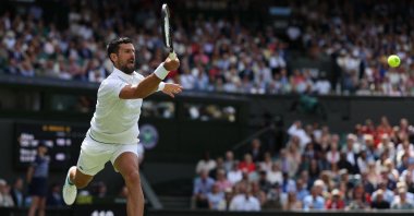 Serbia&#039;s Novak Djokovic plays a forehand return to Australia&#039;s Alex De Minaur during their men&#039;s singles fourth-round tennis match on the eighth day of the 2025 Wimbledon Championships at The All England Lawn Tennis and Croquet Club in Wimbledon, London, U.K., July 7, 2025. (AFP Photo)