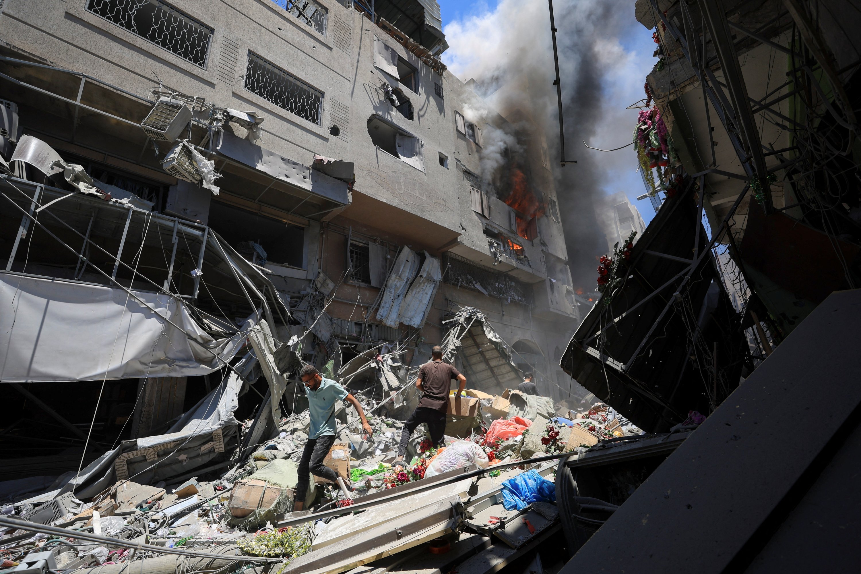 Israel kills 40 in Gaza while Netanyahu, Trump meet for cease-fire