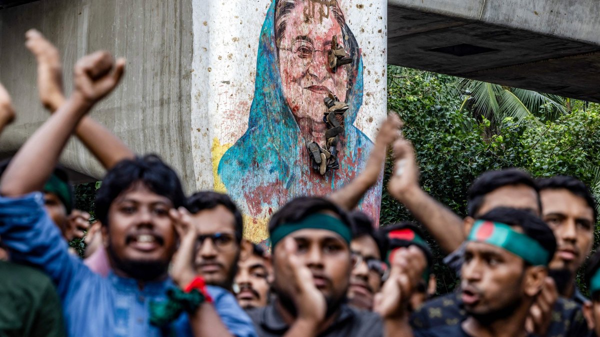 Students chant slogans near a vandalized mural of Bangladesh&#039;s ousted Prime Minister Sheikh Hasina, in Dhaka, Bangladesh, Aug. 12, 2024. (AFP Photo)
