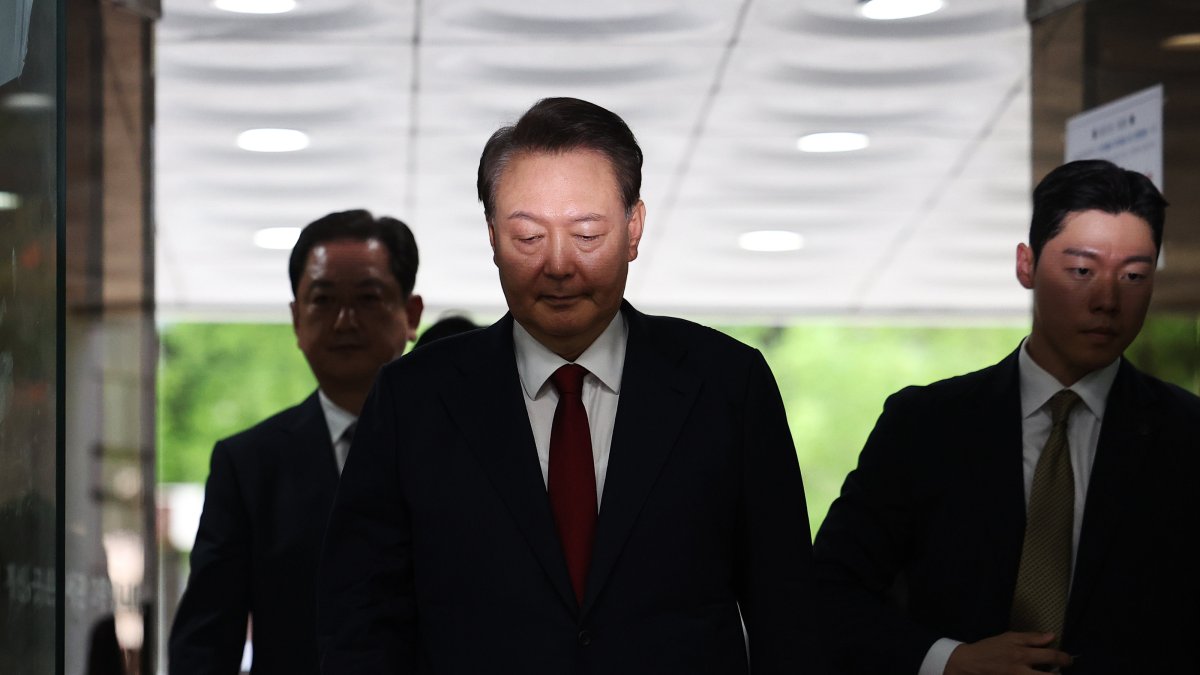 Former South Korean President Yoon Suk Yeol (C) arrives at court to attend a hearing to review his arrest warrant requested by special prosecutors in Seoul, South Korea, July 9, 2025. (EPA Photo)