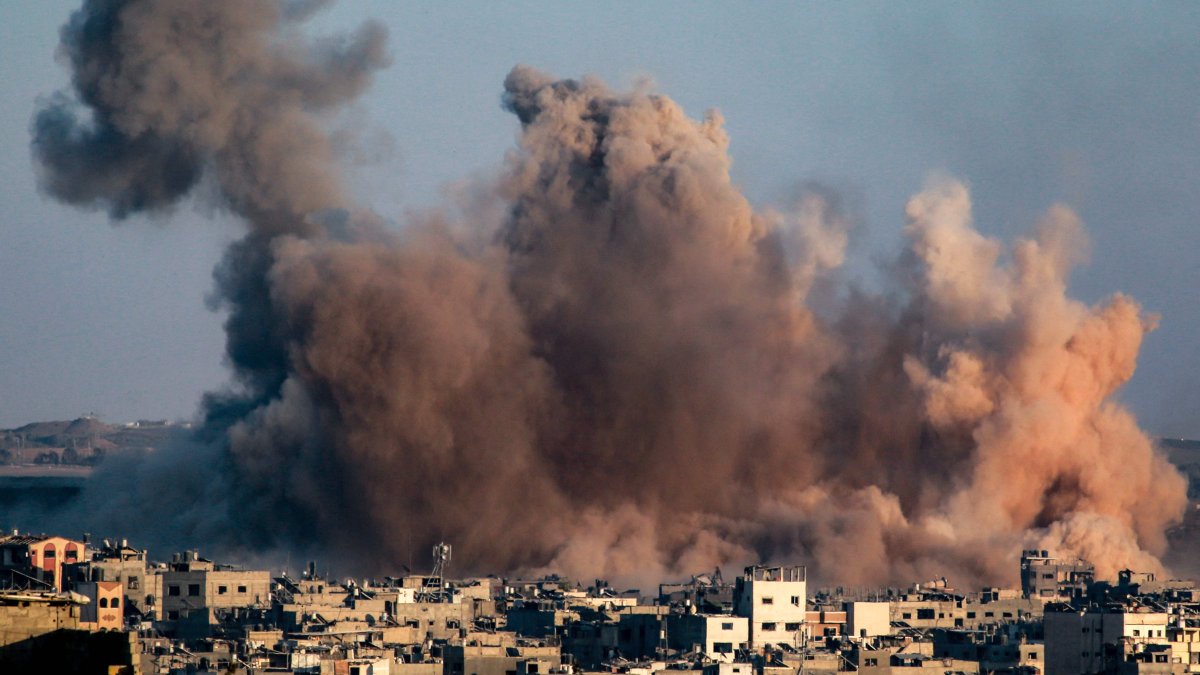  This picture, taken from western Jabalia in the central Gaza Strip shows smoke plumes rising from Israeli bombardment in eastern Jabalia on July 9, 2025. (AFP Photo)