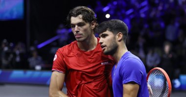 Taylor Fritz (L) and Carlos Alcaraz shake hands after their men&#039;s singles match on Day 3 of the Laver Cup at Uber Arena, Berlin, Germany, Sept. 22, 2024. (Getty Images Photo)