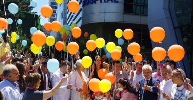 Zeine, her family, doctors and hospital staff gather in front of Hisar Hospital Intercontinental to celebrate her recovery from lymphoma with a colorful balloon release, Istanbul, Türkiye, July 9, 2025. (DHA Photo)