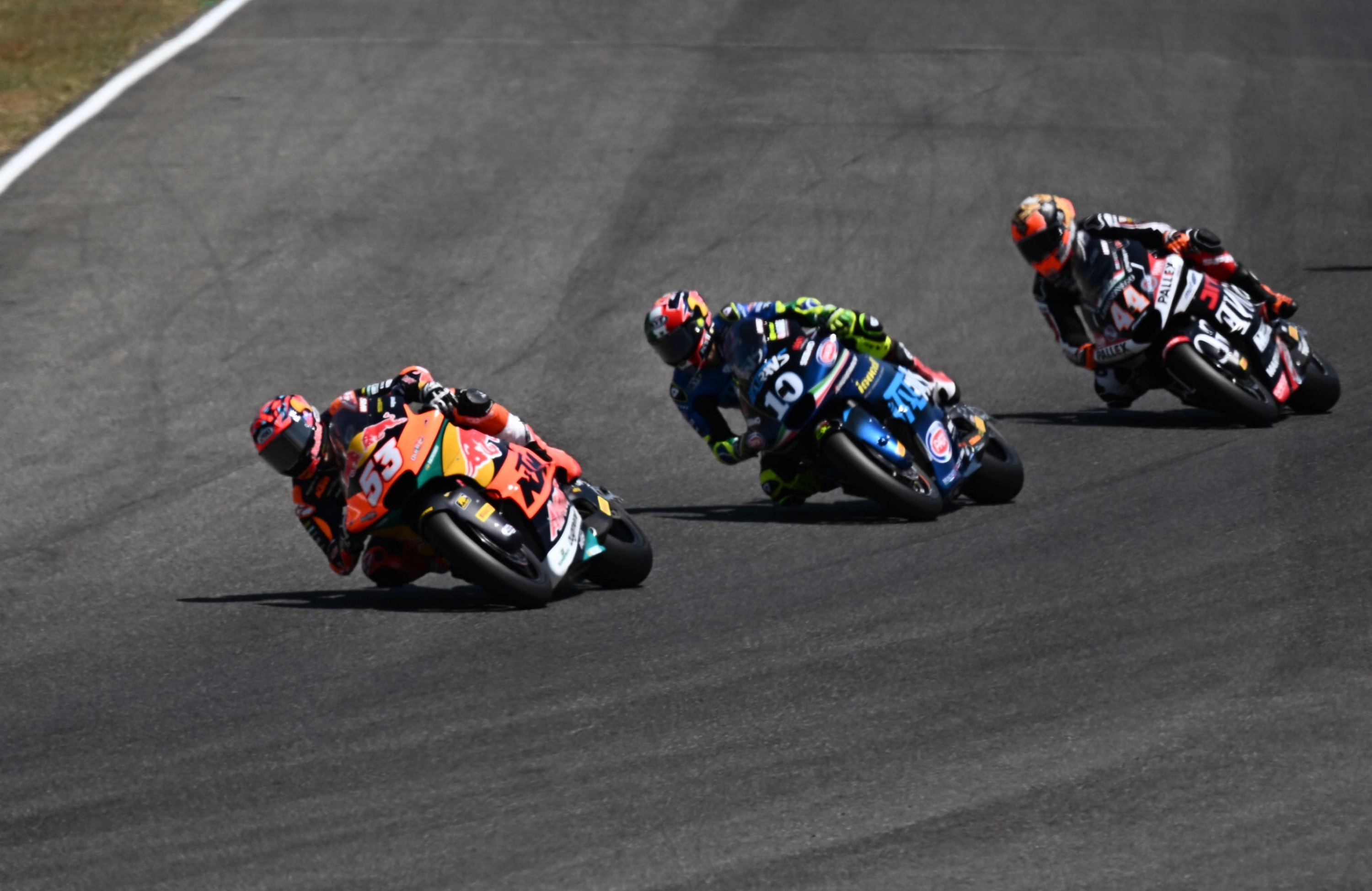 (L-R) Red Bull KTM Ajo rider Deniz Oncu of Türkiye, Italtrans Racing Team rider Diogo Moreira of Brazil and Fantic Racing rider Aron Canet of Spain in action during the Moto 2 race of the Motorcycling Grand Prix of Italy at the Mugello circuit in Scarperia, central Italy, June 22, 2025. (EPA Photo)