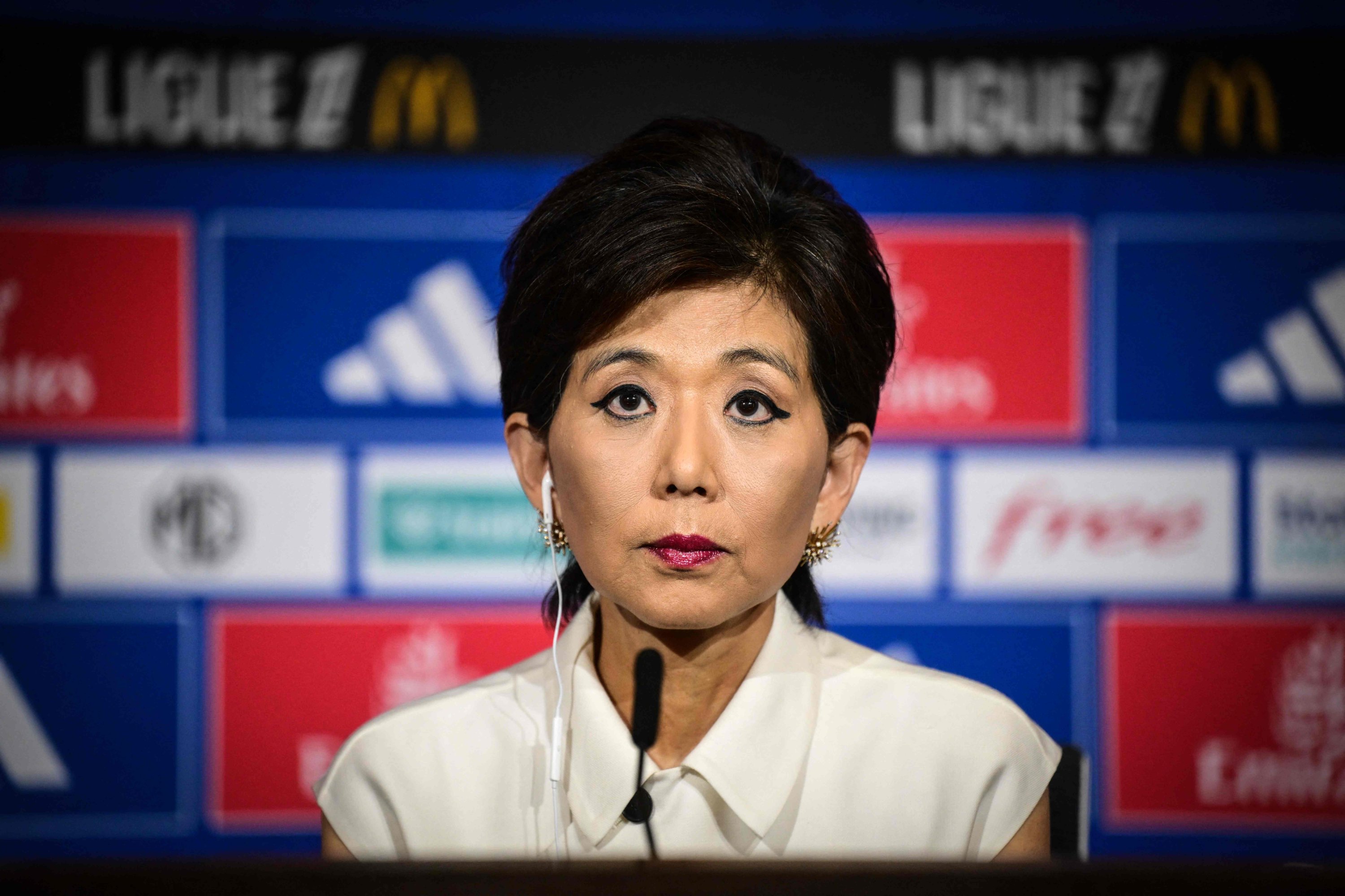 İş kadını ve Olympique Lyonnais ve OL Lyones Başkanı Michele Kang, 9 Temmuz 2025, Decines-Charpieu, Fransa'daki Groupama Stadyumu'ndaki bir basın toplantısında medyaya hitap ederken bakıyor. (AFP Photo)