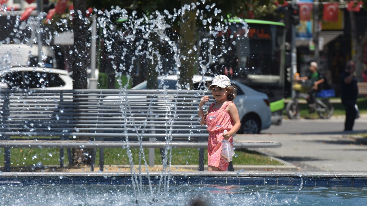 Residents seek relief from above-average temperatures by spending time in parks, shaded areas and around swimming pools, Sakarya, Türkiye, July 9, 2025. (AA Photo)