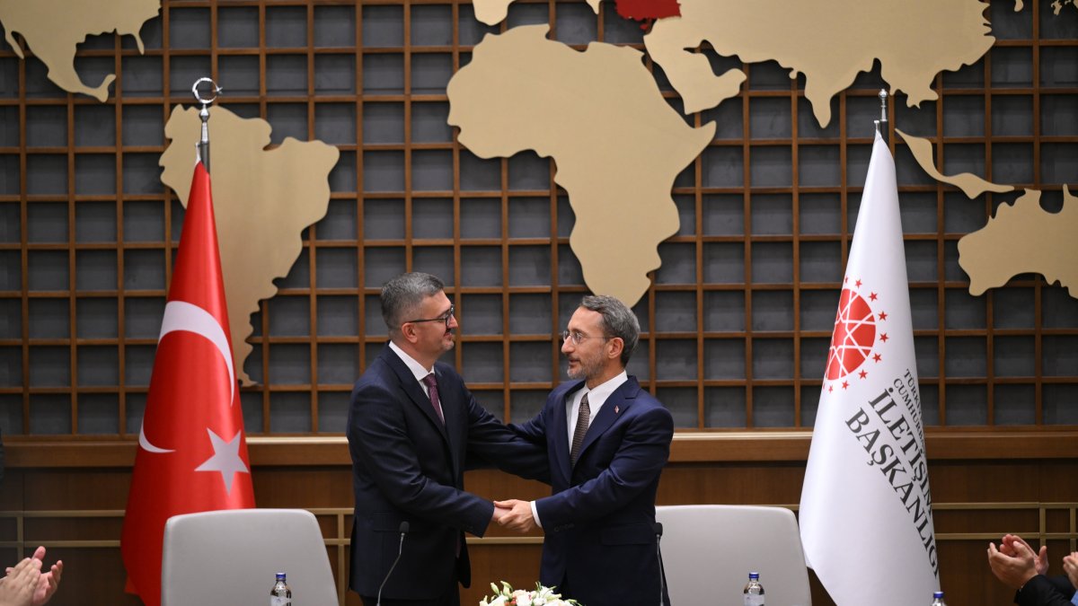 Burhanettin Duran (L) shakes hands with Fahrettin Altun at the handover ceremony, Ankara, Türkiye, July 10, 2025. (AA Photo)