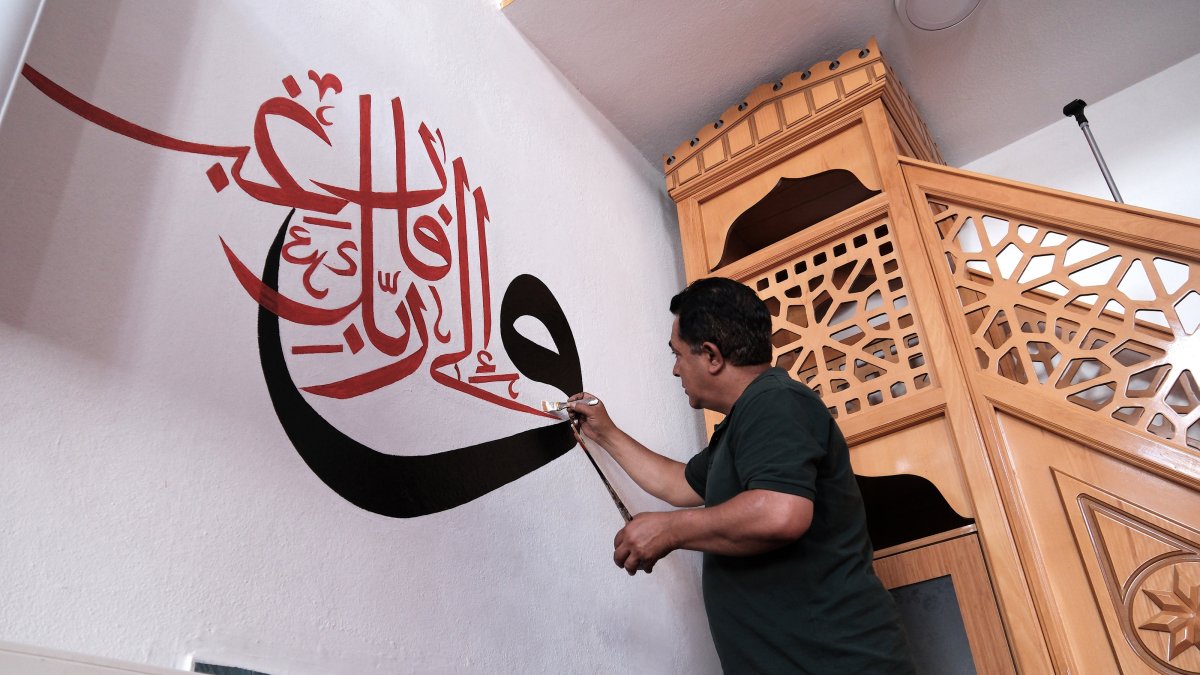 Turkish artist donates skills to decorate mosques with Quranic verses