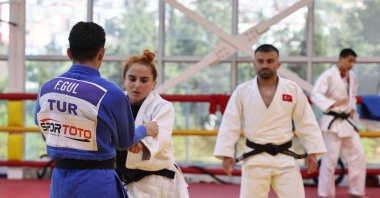 Turkish visually-impaired judoka Döndü Yeşilyurt (C) in action during a training session at the Turkish Olympic Preparation Center (TOHM), Samsun, Türkiye, July 8, 2025. (AA Photo)