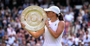 Poland&#039;s Iga Swiatek kisses the winner&#039;s trophy after winning the Wimbledon final against U.S.&#039; Amanda Anisimova, in Wimbledon, London, U.K., July 12, 2025. (AFP Photo)