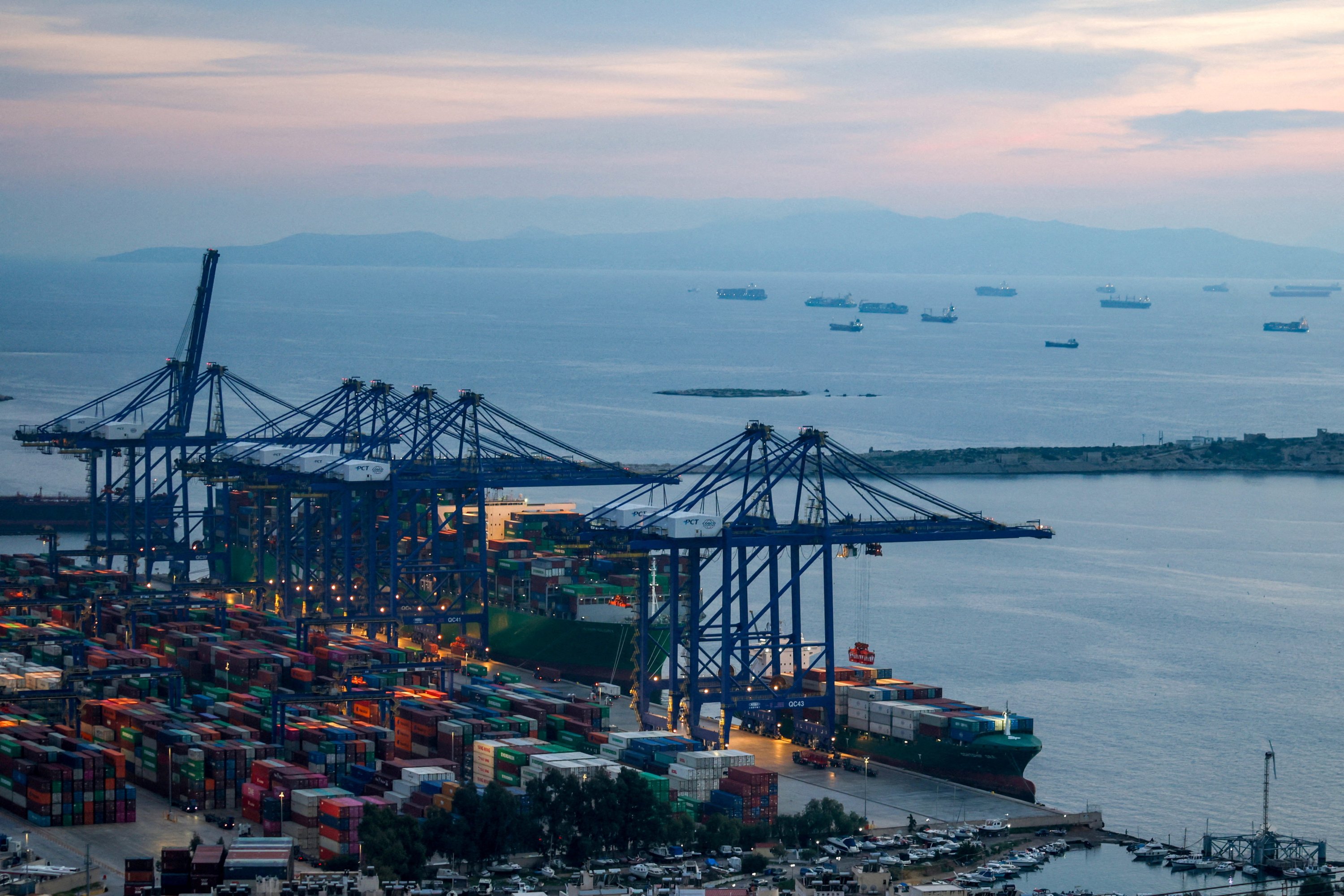 Greek port workers block arms shipment to Israel at Piraeus