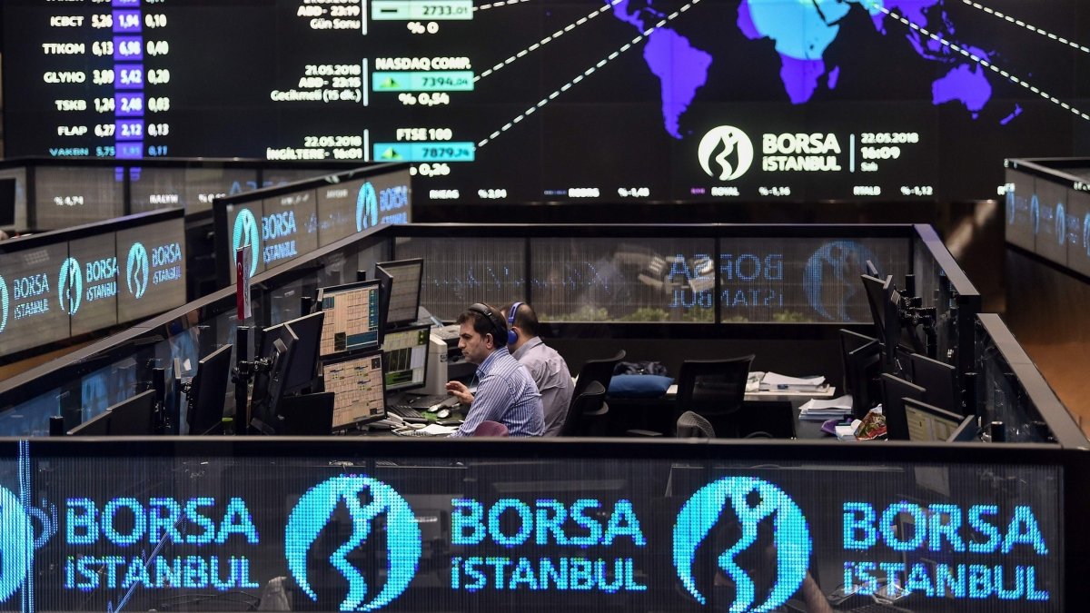 Traders work at their desks on the floor of the Borsa Istanbul Stock Exchange, Istanbul, Türkiye, May 22, 2018. (AFP Photo)