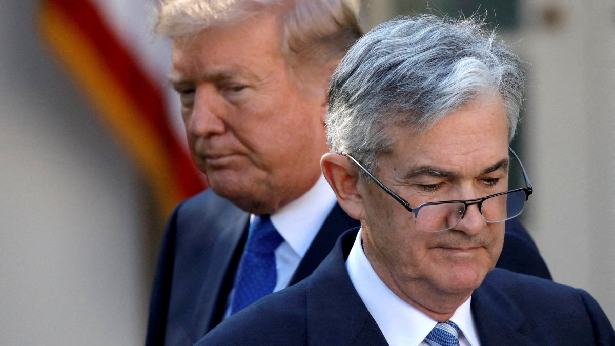 U.S. President Donald Trump looks on as Jerome Powell, his nominee at the time to lead the U.S. Federal Reserve, at the White House, Washington, U.S., Nov. 2, 2017. (Reuters Photo)