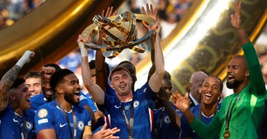 Chelsea&#039;s Cole Palmer lifts the FIFA Club World Cup trophy while celebrating with his teammates at MetLife Stadium, East Rutherford, U.S., July 13, 2025. (AFP Photo)