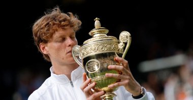 Italy&#039;s Jannik Sinner celebrates with the trophy after winning the Wimbledon men&#039;s final against Spain&#039;s Carlos Alcaraz at the All England Lawn Tennis and Croquet Club, London, U.K., July 13, 2025. (Reuters Photo)