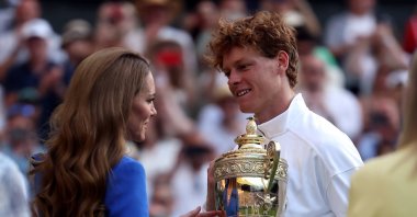 Italy&#039;s Jannik Sinner receives his trophy from Britain&#039;s Catherine, Princess of Wales, after winning the Men&#039;s Singles final match against Spain&#039;s Carlos Alcaraz at the Wimbledon Championships, London, U.K., July 13, 2025. (EPA Photo)