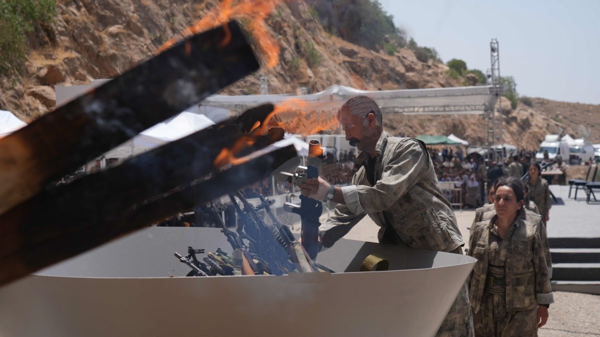 The first group of PKK terrorist members place their weapons into a cauldron to be burned, Sulaymaniyah, northern Iraq, July 11, 2025. (İHA Photo)