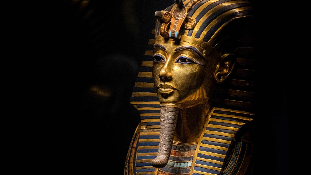 This picture taken on Nov. 6, 2022, shows a view of the gold burial mask of the ancient Egyptian New Kingdom Pharaoh Tutankhamun (1334-1325 B.C.) on display at the Egyptian Museum in the center of Egypt&#039;s capital, Cairo. (AFP Photo)