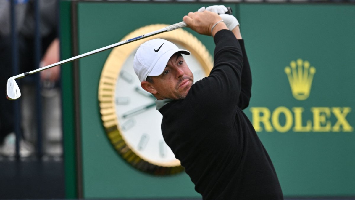 Northern Ireland&#039;s Rory McIlroy watches his 8-iron shot from the 13th tee during practice ahead of the 153rd Open Championship, Portrush, Northern Ireland, July 15, 2025. (AFP Photo)
