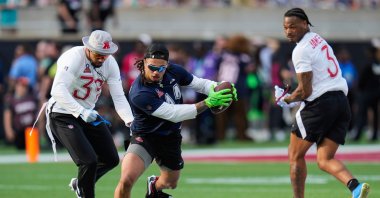 NFC wide receiver Jaxon Smith-Njigba (C), of the Seattle Seahawks, tries to evade AFC safety Minkah Fitzpatrick, of the Pittsburgh Steelers (L), during the flag football event at the NFL Pro Bowl, Orlando, U.S., Feb. 2, 2025. (AP Photo)