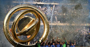 Chelsea&#039;s Joao Pedro lifts the FIFA Club World Cup trophy after his team&#039;s victory following the FIFA Club World Cup 2025 Final match against Paris Saint-Germain at MetLife Stadium, East Rutherford, U.S., July 13, 2025. (AFP Photo)