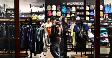 Consumers shop at an outlet mall in Los Angeles, California, U.S., Nov. 8, 2024. (AFP Photo)