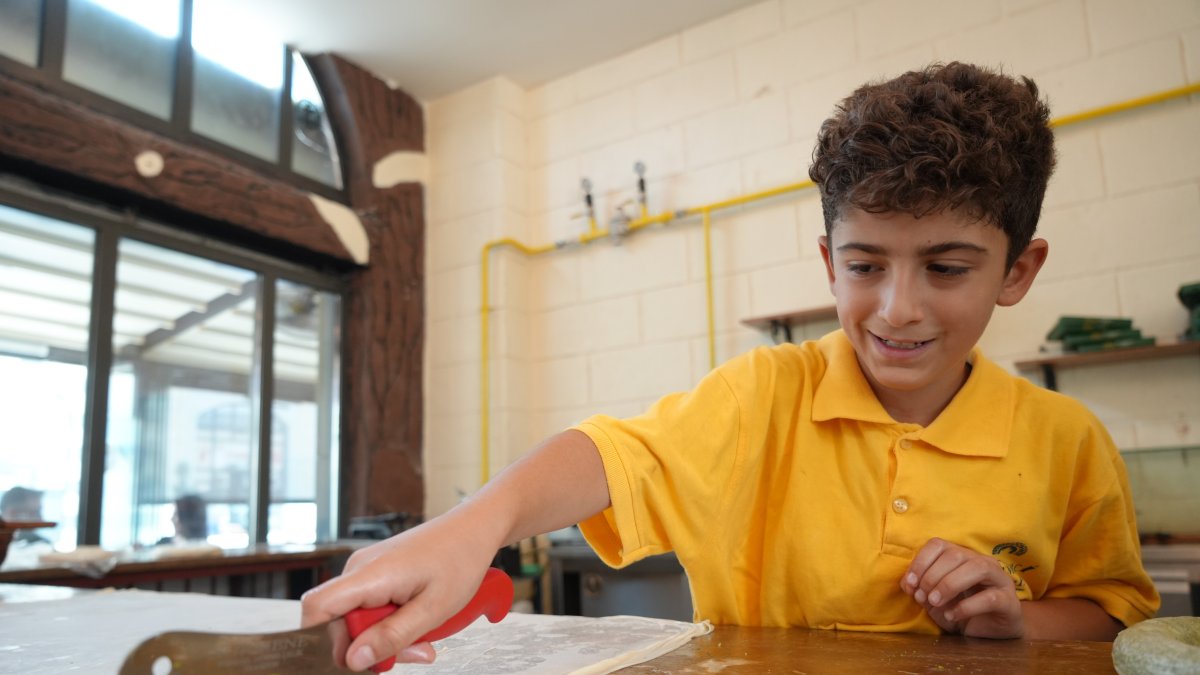 Türkiye’s youngest katmer maker impresses with skills at age 9