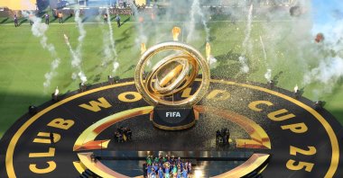 Chelsea&#039;s Reece James lifts the trophy with teammates during the award ceremony for the FIFA Club World Cup 2025 Champions, following the final match between England&#039;s Chelsea and France&#039;s Paris Saint-Germain, at MetLife Stadium, East Rutherford, U.S., July 13, 2025. (AFP Photo)
