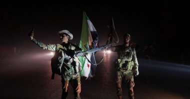 Members of Syrian security forces stand on a road in Suwayda countryside, as vehicles transporting other Syrian security forces make their way out of the city, Syria, July 16, 2025. (Reuters Photo)