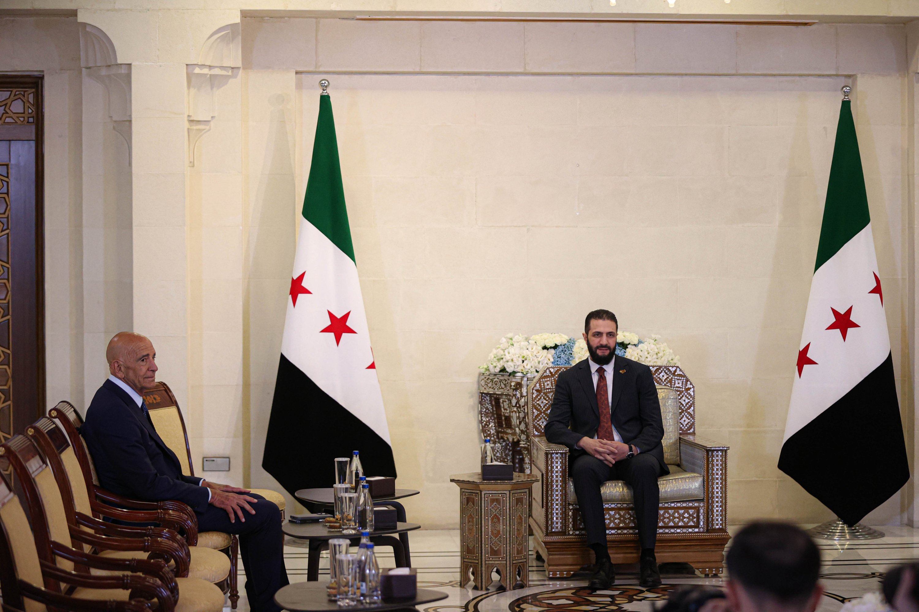 الرئيس المؤقت لسوريا أحمد الشارا وسفير الولايات المتحدة في توركي ومبعوث خاص لسوريا توم باراك ، دمشق ، سوريا ، 9 يوليو 2025. (صورة AA)