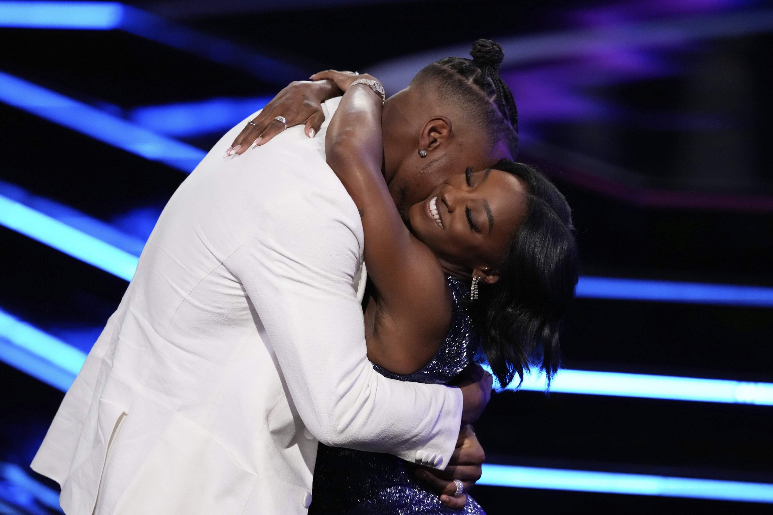Simone Biles (R), Dolby Tiyatrosu, Los Angeles, İngiltere, 16 Temmuz 2025'te ESPY Ödülleri'nde ödül kabul ederken Jonathan Owens'a sarılır. (AP Photo)