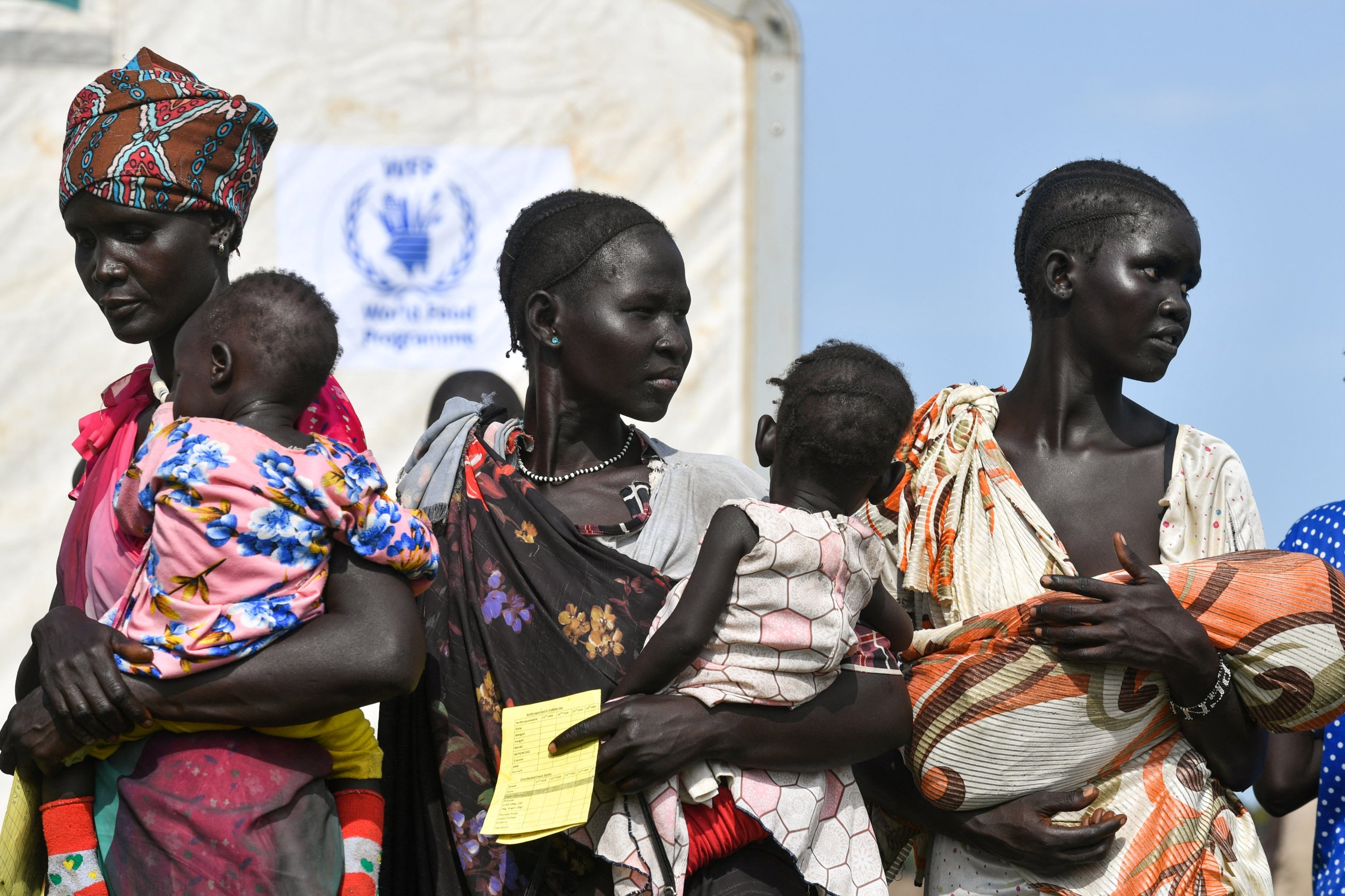 يصطف الباحثون عن اللجوء في جنوب السودان لتلقي بسكويت محصن كجزء من المساعدة الغذائية في برنامج الأغذية العالمية (WFP) ، ومخيم Matar للاجئين ، في منطقة غامبيلا ، إثيوبيا ، 12 يونيو 2025. (صور رويترز)