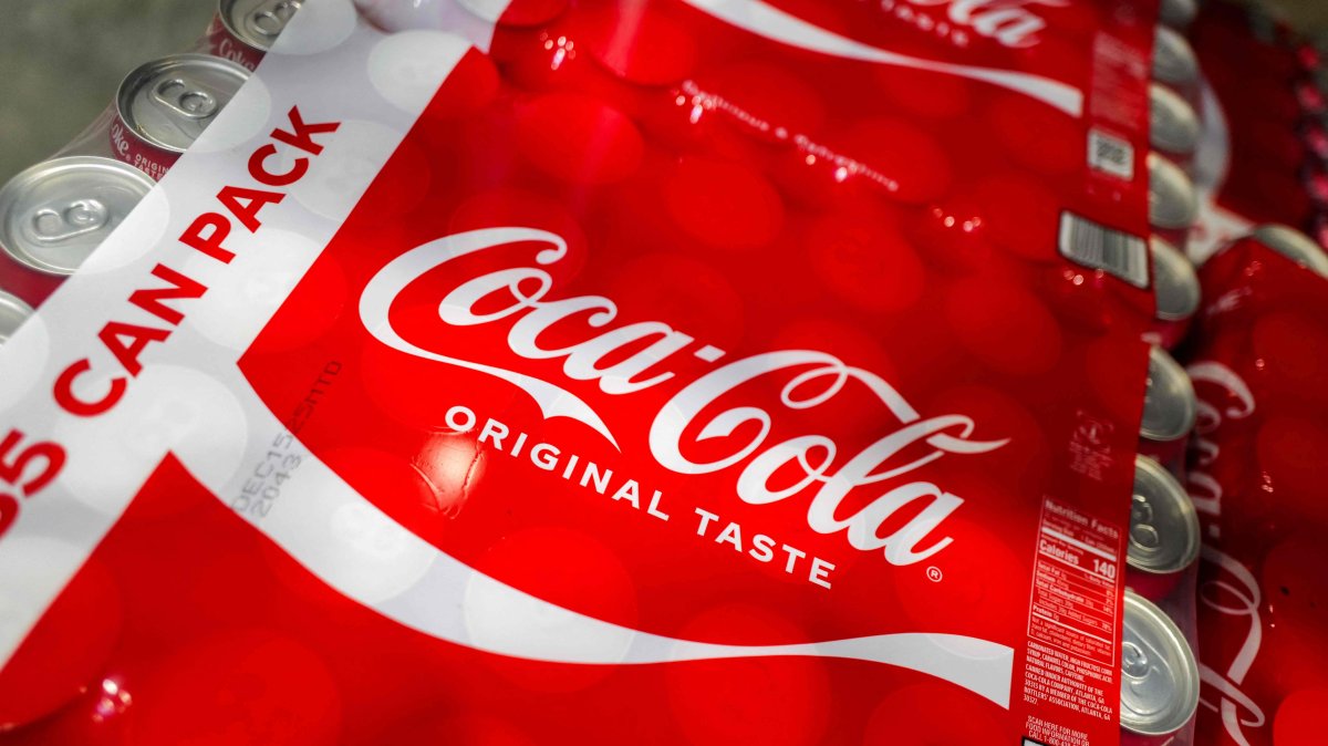 Coca-Cola cans are pictured in a supermarket in Bayonne, New Jersey, U.S., April 8, 2025. (AFP Photo)