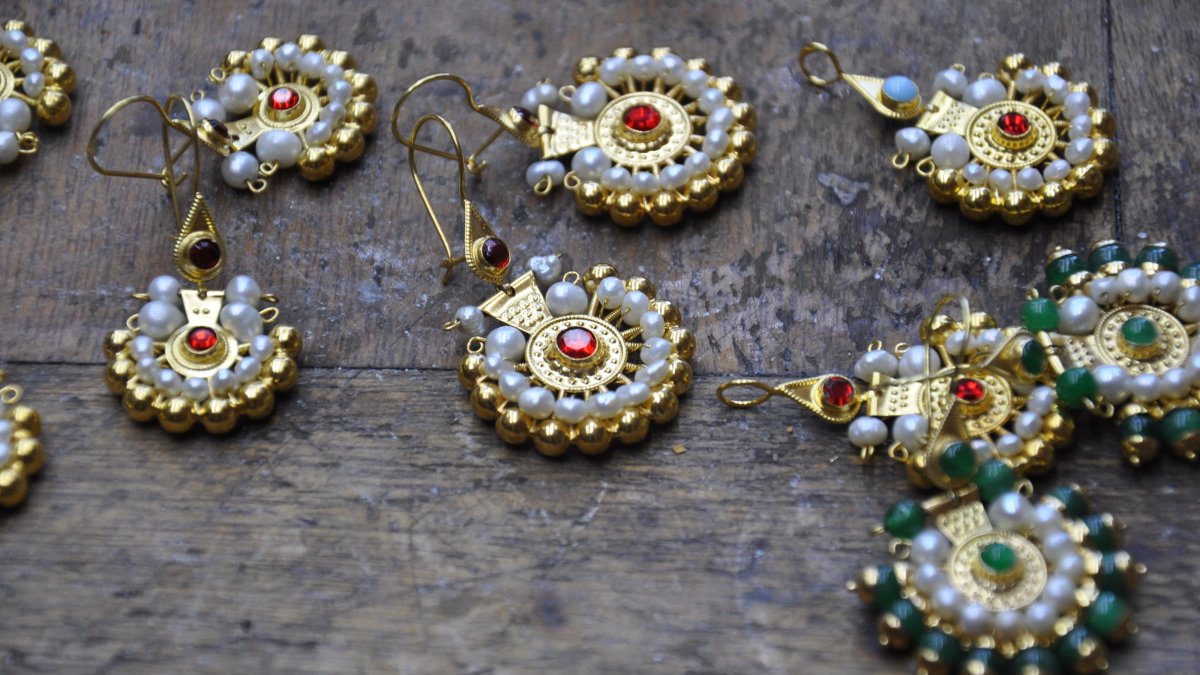 Last masters keep 500-year-old pearl earring craft alive in Türkiye