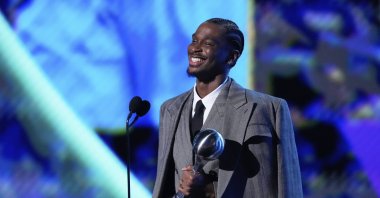 Shai Gilgeous-Alexander smiles after winning the Best Athlete Men&#039;s Sports award at the ESPY Awards at the Dolby Theatre, Los Angeles, U.S., July 16, 2025. (AP Photo)