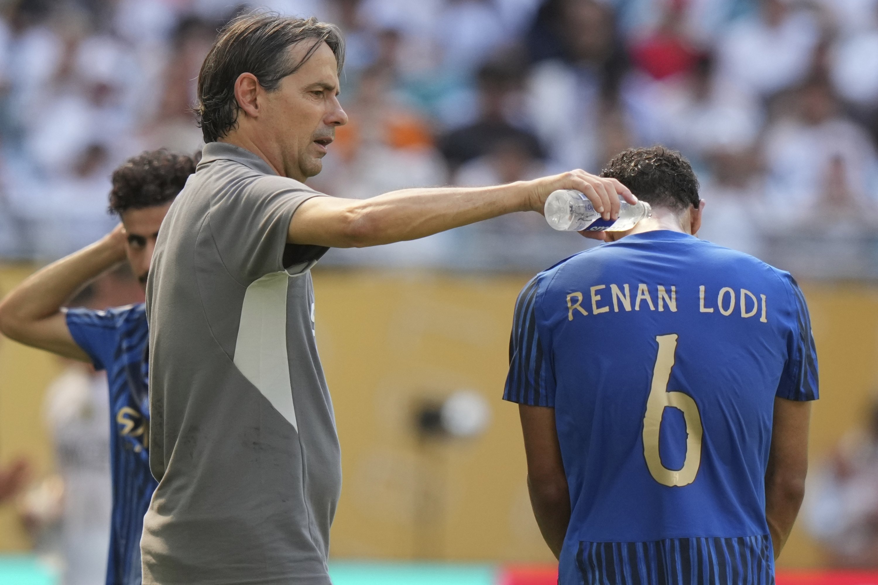 Al-Hilal manager Simone Inzaghi (L) uses water to cool down his player Renan Lodi during the Club World Cup group H match between Real Madrid and Al Hilal, Miami, U.S., June 18, 2025. (AP Photo)