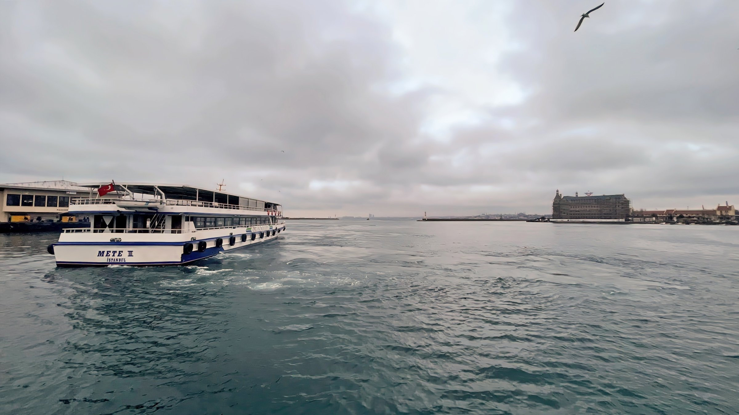 A cloudy view of Istanbul’s skyline seen from the Marmara Sea, as the city faces record-low rainfall during a dry June, Istanbul, Türkiye. (Shutterstock Photo) 