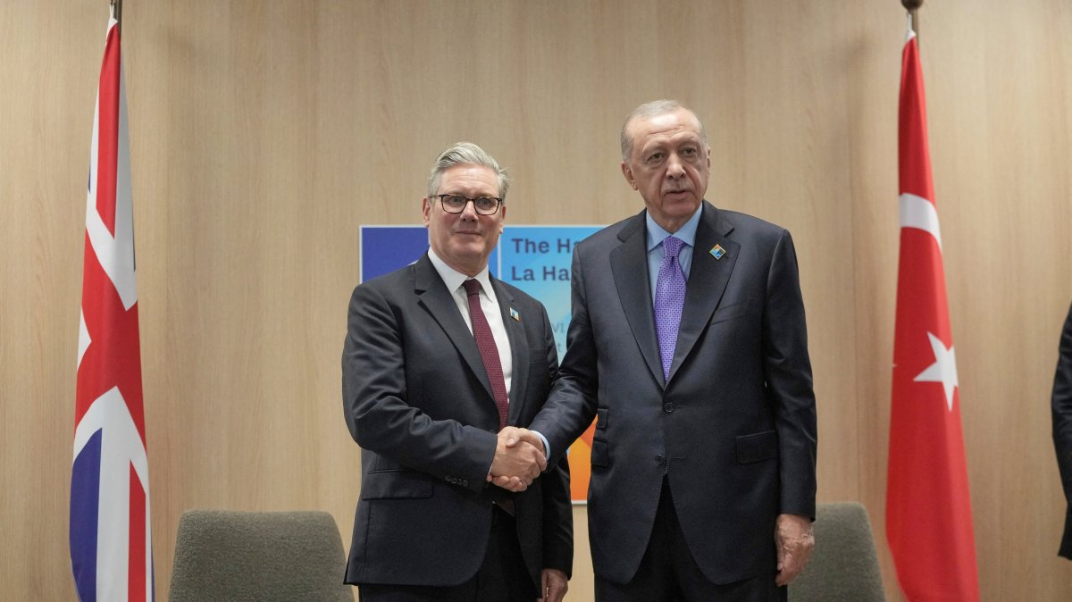 President Recep Tayyip Erdoğan (R) and Britain&#039;s Prime Minister Keir Starmer shake hands during a bilateral meeting at the NATO summit in The Hague, Netherlands, June 25, 2025. (Reuters Photo)
