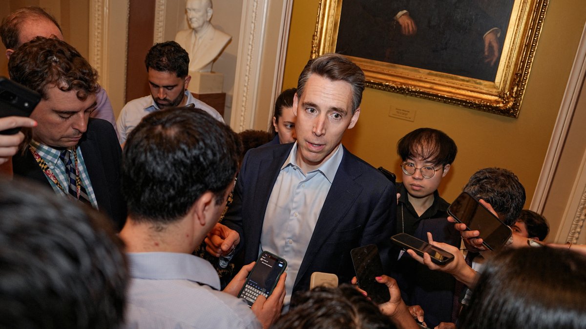 U.S. Senator Josh Hawley (R-MO) responds to questions from the media before a Senate GOP lunch as Republican lawmakers struggle to pass U.S. President Donald Trump’s sweeping spending and tax bill, on Capitol Hill in Washington, D.C., U.S., June 28, 2025. (Reuters File Photo)