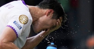 Al Ain&#039;s Park Yong-woo splashes his face to cool off during the Club World Cup Group G match between Wydad AC and Al Ain FC, Washington, U.S., June 26, 2025. (AP Photo)