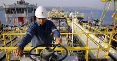 A worker checks the valve gears of pipes linked to oil tanks at Türkiye’s Mediterranean port of Ceyhan, some 70 km (43.5 miles) from Adana province, southern Türkiye, Feb. 19, 2014. (Reuters Photo)