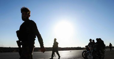 Bedouin and tribal fighters deploy at the western entrance of Syria&#039;s Druze heartland of Sweida on July 18, 2025. (AFP Photo)