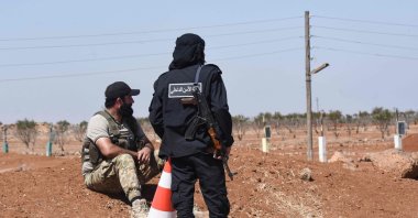 Syrian government security forces man a checkpoint, to prevent Beduin tribal fighters from reaching the city of Sweida, along a road in southern Syria, July 19, 2025. (AFP Photo)
