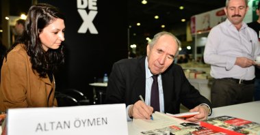 Altan Öymen signs books during an event at the international book fair in CNR Expo, Istanbul, Türkiye, March 4 2017. (Shutterstock Photo)