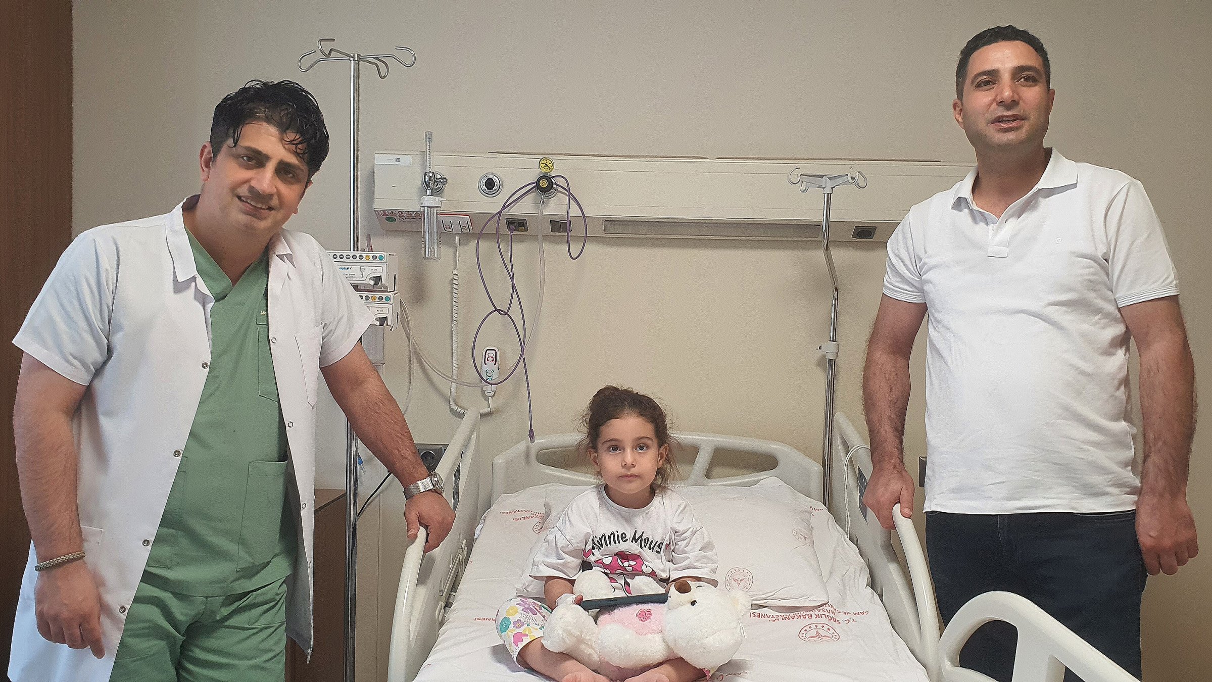 Berfin Nesim (C), healthy and recovering well after surgery, is pictured with Dr. Mehmet Çakmak (L) and her father Mahmut Nesim, Istanbul, Türkiye, July 20, 2025. (DHA Photo) 









Ask ChatGPT