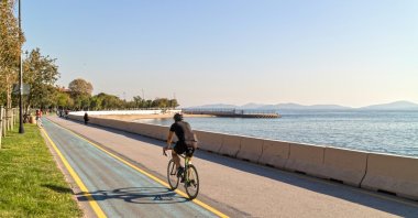 A man cycling along the coastal bike path in Caddebostan, Istanbul, Türkiye. (Shutterstock Photo)