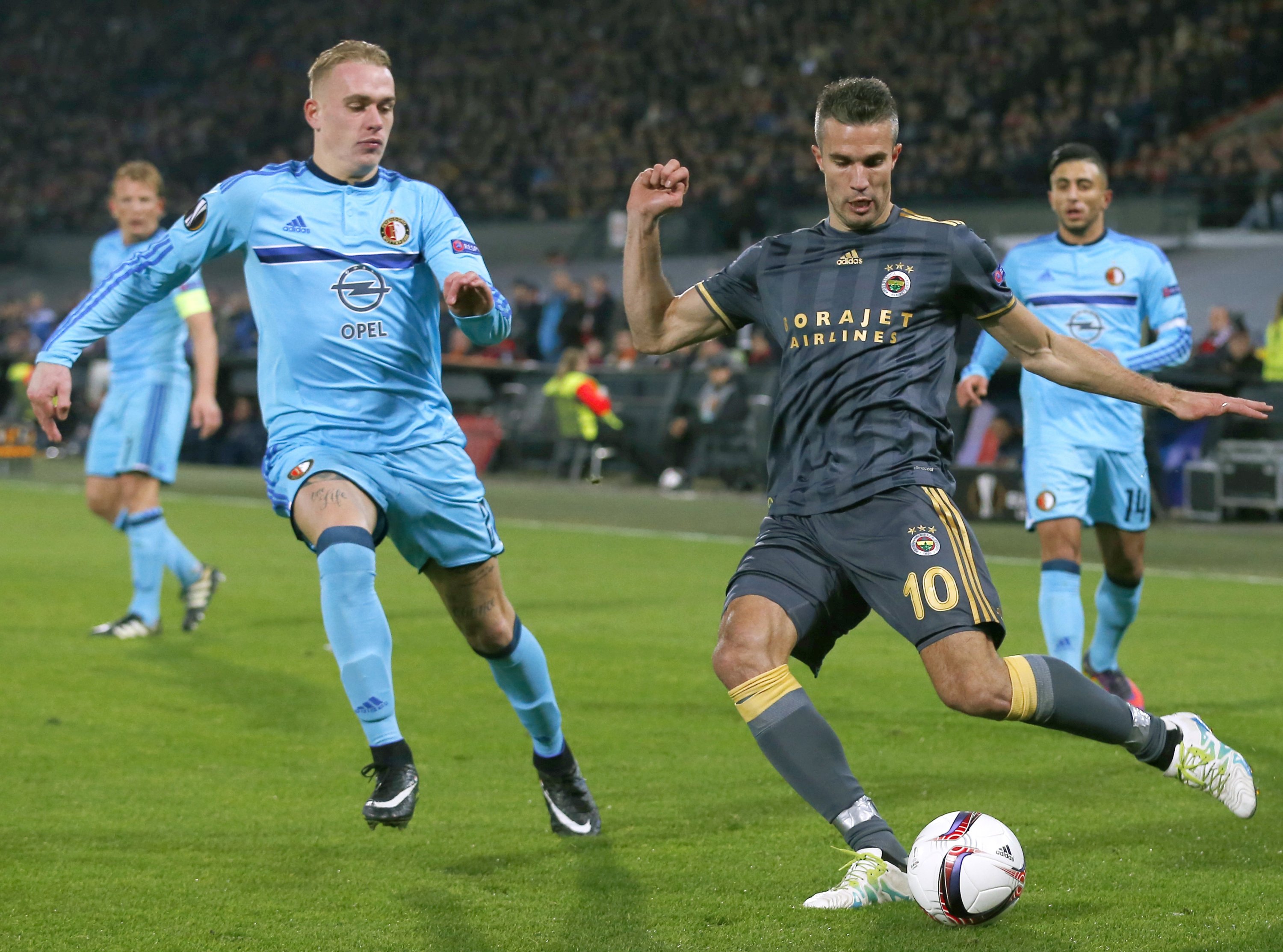 Fenerbahçe's Robin van Persie (C) and Feyenoord's Rick Karsdorp vie for the ball during the Group A Europa League match between Feyenoord and Fenerbahçe at De Kuip stadium, Rotterdam, Netherlands, Dec. 8, 2016. (AP Photo)