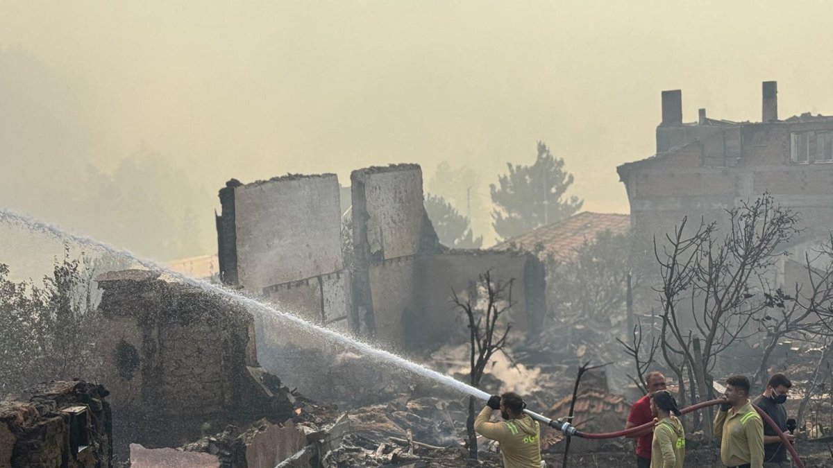 Firefighting teams continue aerial and ground efforts to extinguish the forest fire on its second day in the Geyve district of Sakarya, Türkiye, July 21, 2025. (AA Photo)