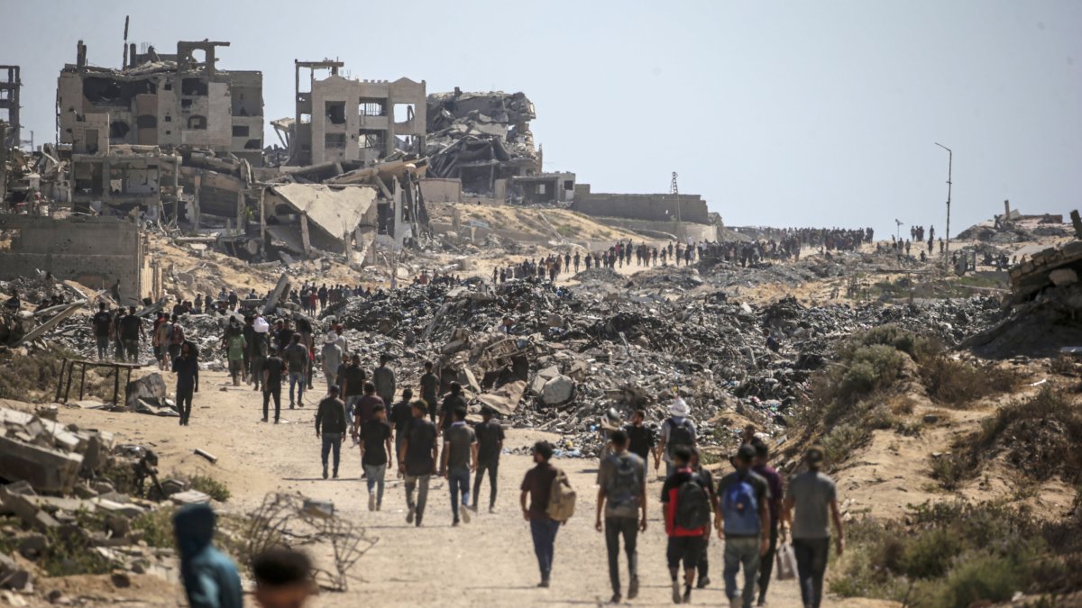 Internally displaced Palestinians walk along Rashid Road in western Jabalia, northern Gaza Strip, Palestine, July 20, 2025. (EPA Photo)